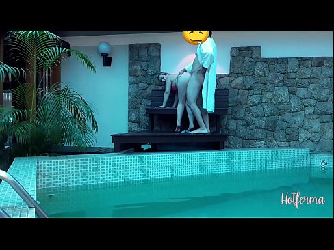 ❤️ Bòs envite sèvant nan pisin lan, men li pa t 'kapab reziste yon cho ❤️❌ Videyo fuck nan ht.sexafinkarasskaz.ru
